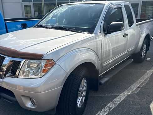 Used 2014 Nissan Frontier SV RWD image 2