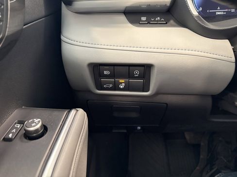 Used 2023 Toyota Highlander Limited image 28