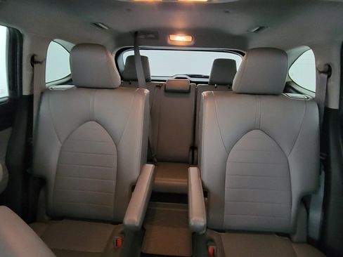 Used 2023 Toyota Highlander XLE FWD image 13