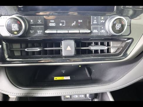 Used 2024 Toyota Highlander XLE FWD image 42