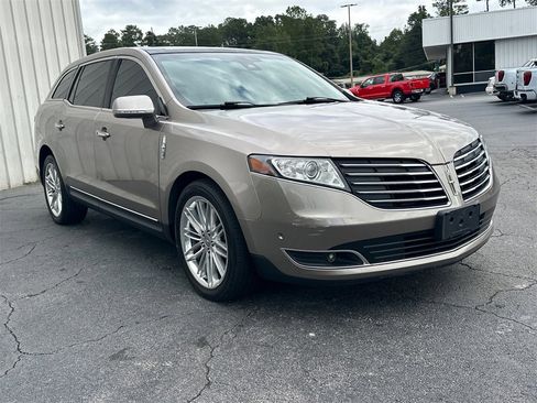 Used 2019 Lincoln MKT AWD image 4