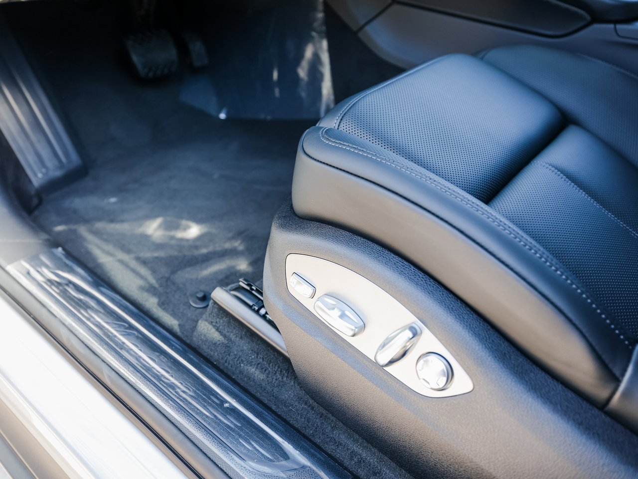 Certified 2026 Porsche Macan AWD/4WD image 14