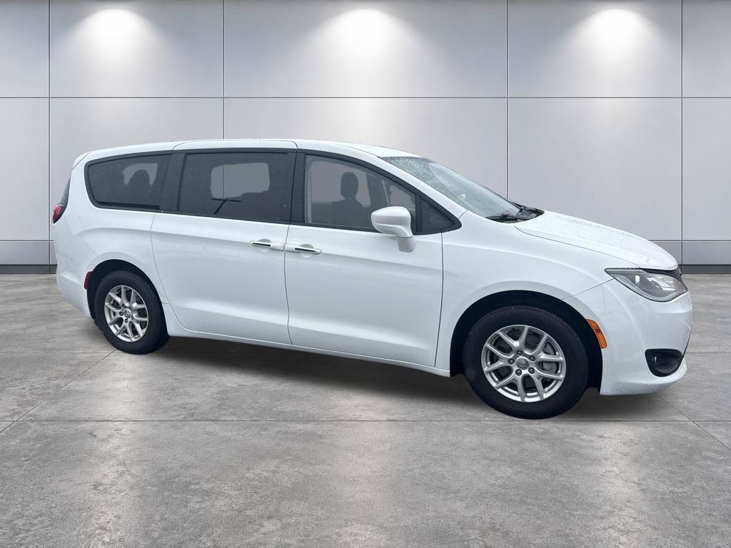 Used 2020 Chrysler Pacifica Touring FWD image 4