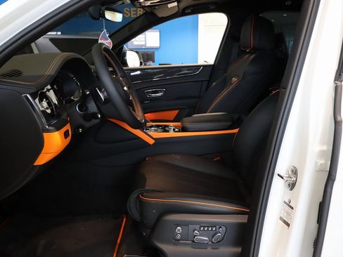 Used 2025 Bentley Bentayga image 5