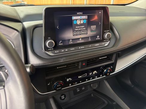 Used 2024 Nissan Rogue SV w/ SV Premium Package image 23