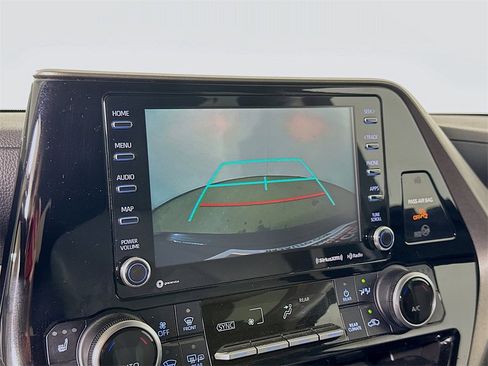 Used 2021 Toyota Highlander XLE image 10