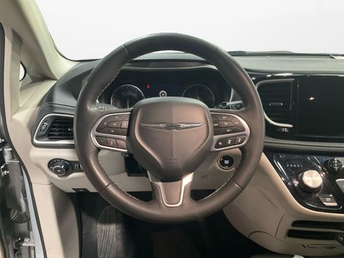 Used 2022 Chrysler Pacifica Touring-L AWD/4WD image 12