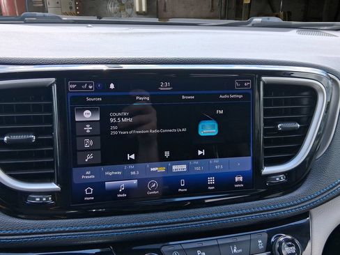 Used 2021 Chrysler Pacifica Touring-L FWD image 20