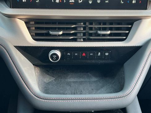 Used 2025 Ford Explorer Active AWD/4WD image 25