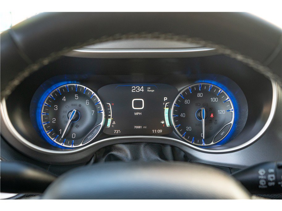 Used 2023 Chrysler Pacifica Touring-L FWD image 10