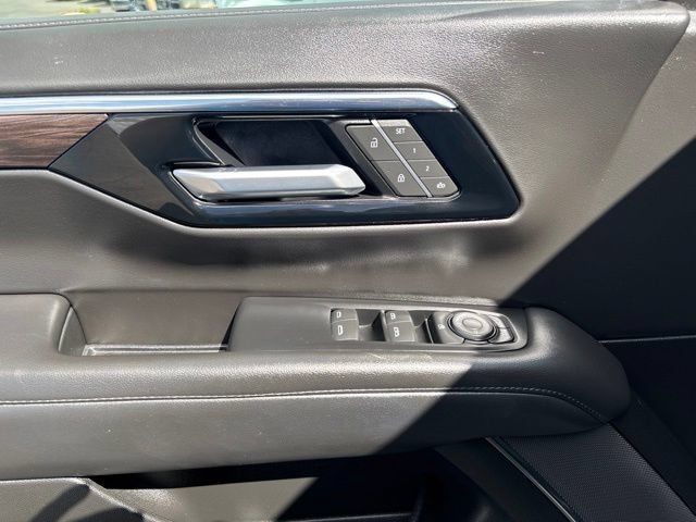 Used 2025 Chevrolet Suburban Z71 AWD/4WD image 12