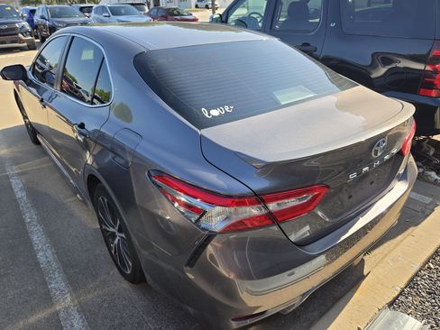 Used 2018 Toyota Camry SE w/ Convenience Package FWD image 4