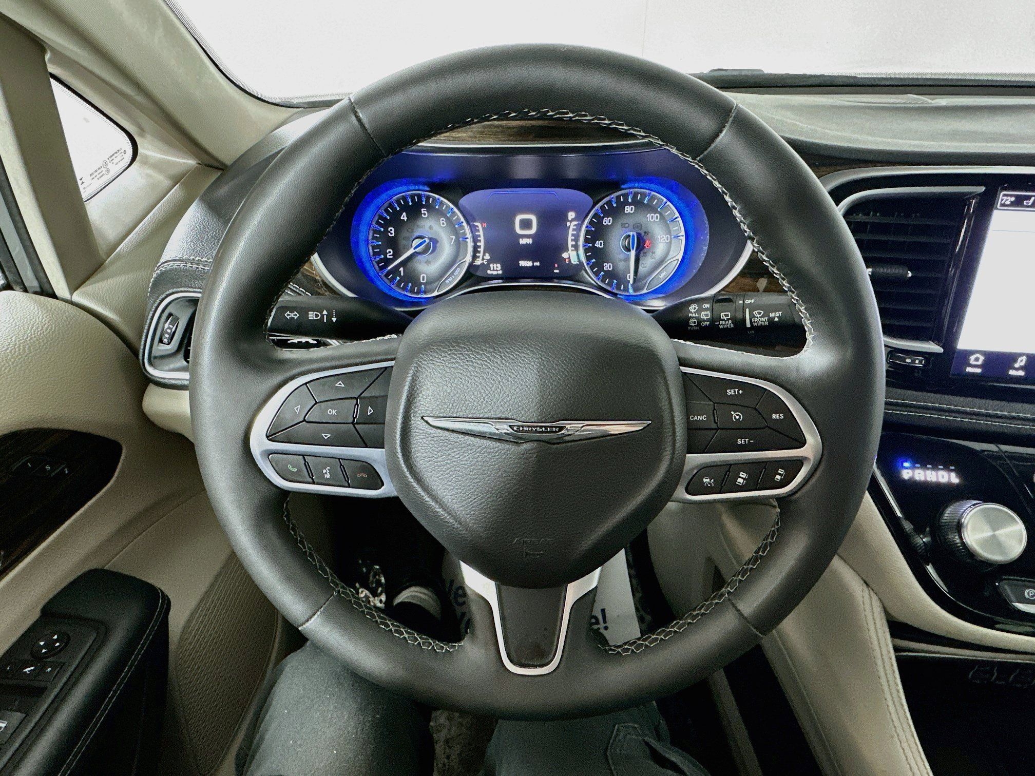 Used 2023 Chrysler Pacifica Limited FWD image 11