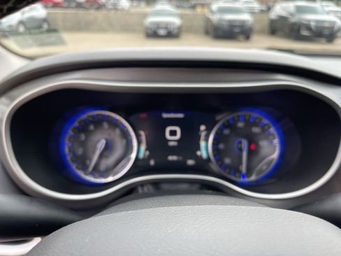 Used 2022 Chrysler Pacifica Touring-L FWD image 18