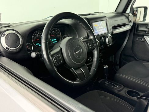 Used 2015 Jeep Wrangler Unlimited Rubicon w/ Connectivity Group AWD/4WD image 6