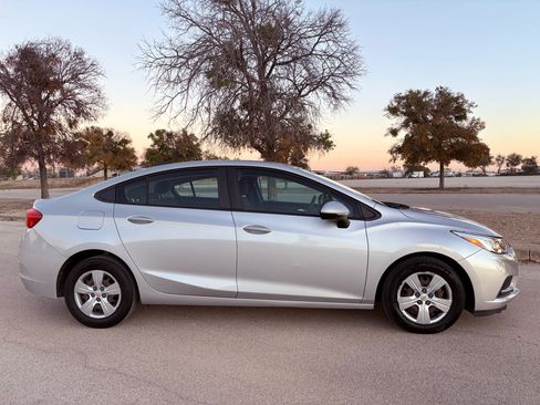 Used 2018 Chevrolet Cruze LS image 36