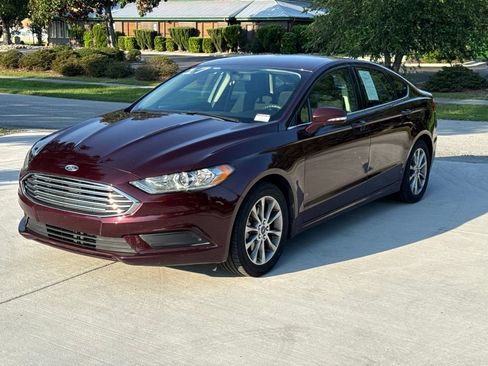 Used 2017 Ford Fusion SE w/ Fusion SE Technology Package FWD image 3