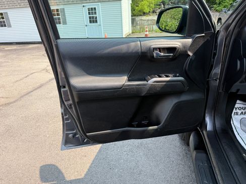 Used 2022 Toyota Tacoma TRD Sport AWD/4WD image 15