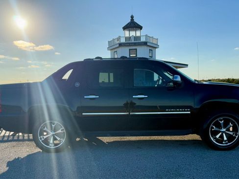 Used 2013 Chevrolet Avalanche LTZ image 4