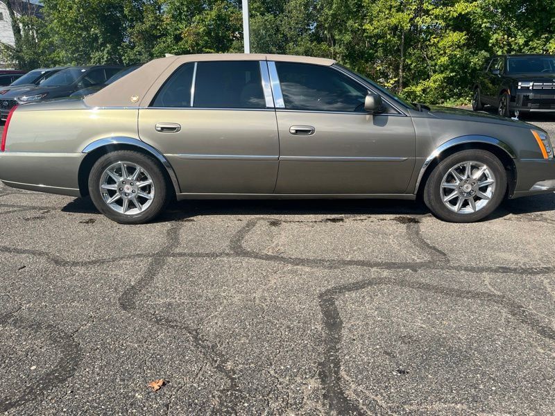 Used 2011 Cadillac DTS FWD image 4