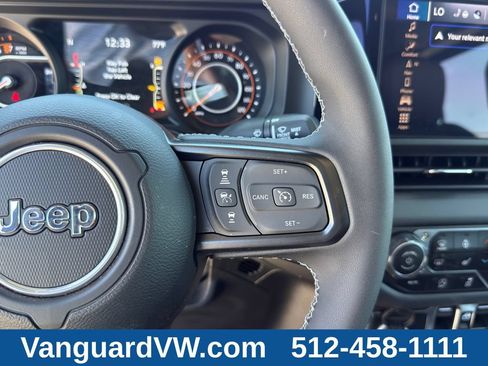 Used 2025 Jeep Gladiator Rubicon AWD/4WD image 22