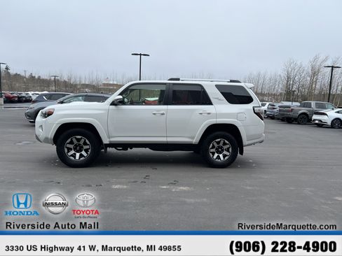 Used 2018 Toyota 4Runner TRD Off-Road Premium w/ Convenience Package AWD/4WD image 4