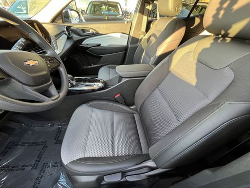Used 2025 Chevrolet Trax LT image 27