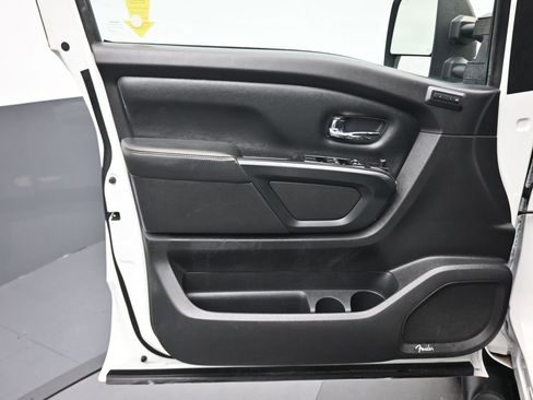 Used 2019 Nissan Titan SL w/ Midnight Edition image 9