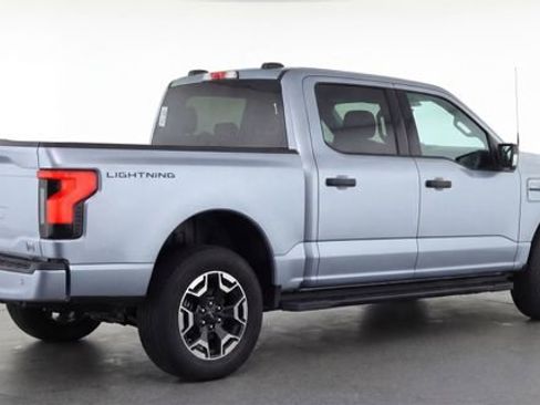 Used 2022 Ford F150 Lightning XLT image 6