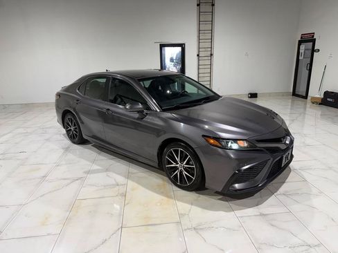 Used 2022 Toyota Camry SE FWD image 3