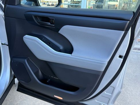 Used 2021 Toyota Highlander L image 14