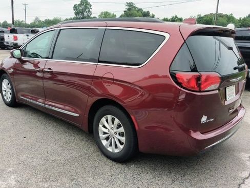 Used 2017 Chrysler Pacifica Touring-L FWD image 3