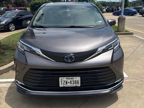 Used 2021 Toyota Sienna XLE w/ XLE Plus Package FWD image 1