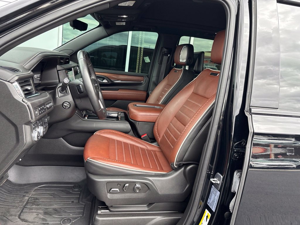 Used 2023 GMC Yukon Denali Ultimate w/ LPO, Floor Liner Package AWD/4WD image 12