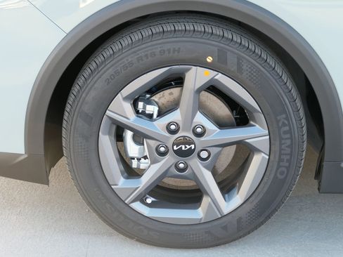 New 2025 Kia K4 LXS image 9