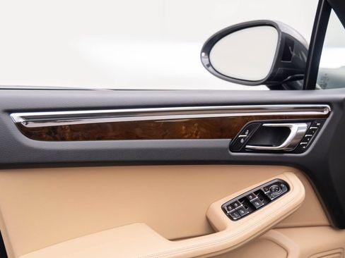 Certified 2026 Porsche Macan AWD/4WD image 16