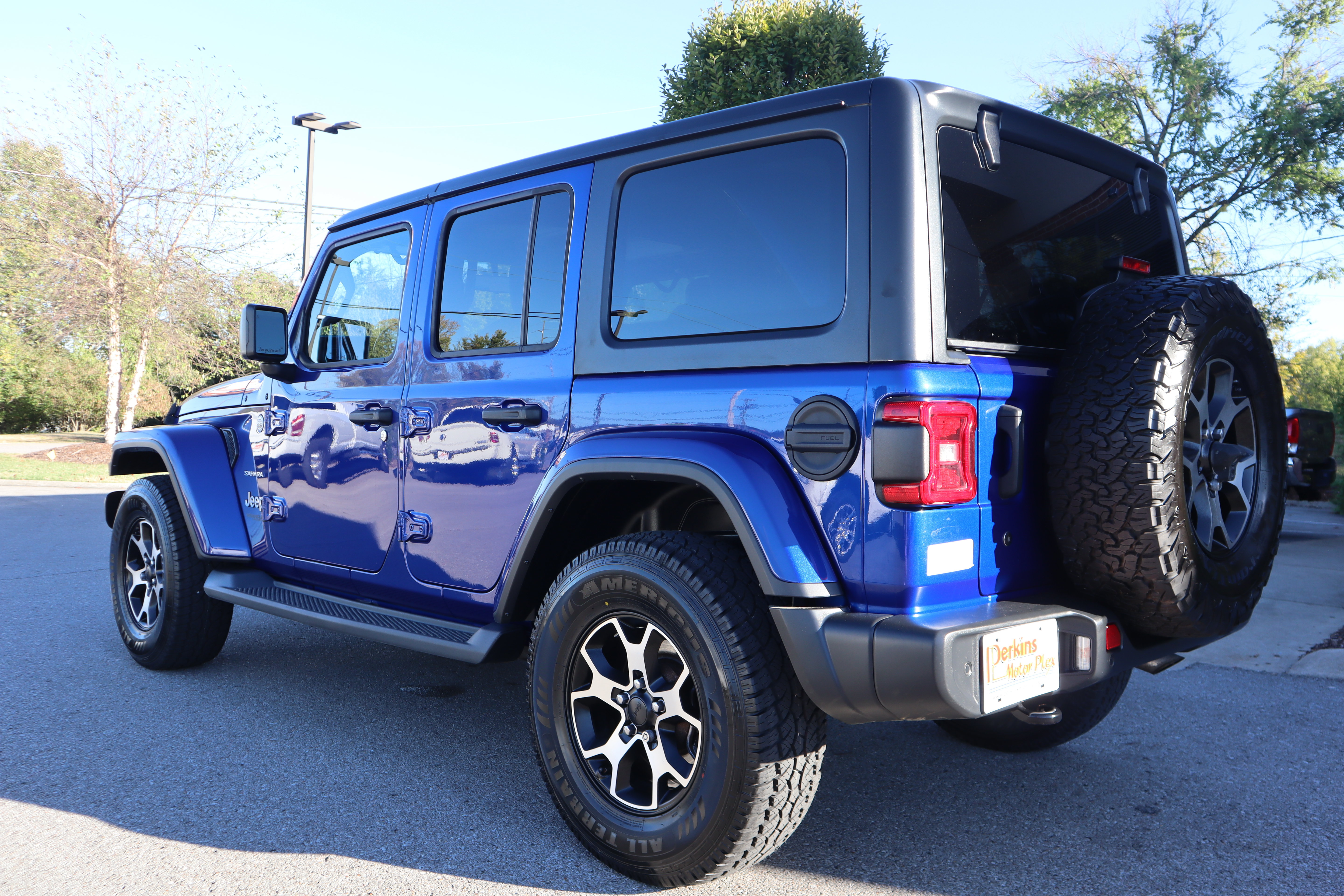 Used 2018 Jeep Wrangler Unlimited Sahara w/ Dual Top Group AWD/4WD image 9