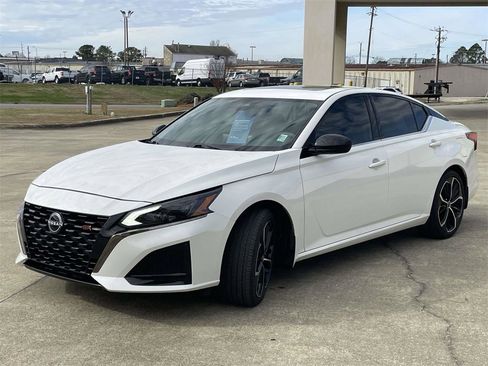 Used 2023 Nissan Altima 2.5 SR w/ SR Premium Package image 7