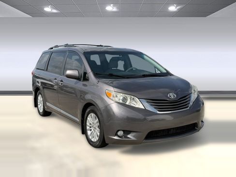 Used 2014 Toyota Sienna XLE FWD image 7