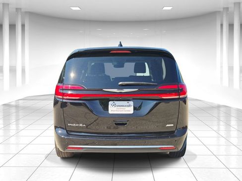 Certified 2024 Chrysler Pacifica Touring-L AWD/4WD image 4