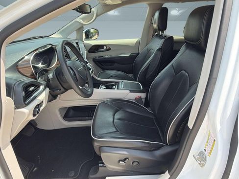 Used 2023 Chrysler Pacifica Limited FWD image 5