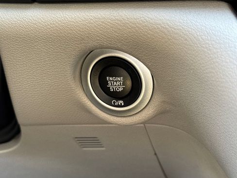Used 2023 Chrysler Pacifica Touring-L FWD image 12