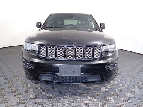 Used 2017 Jeep Grand Cherokee Altitude AWD/4WD image 9