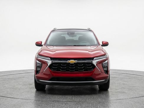 Used 2025 Chevrolet Trax LT FWD image 2