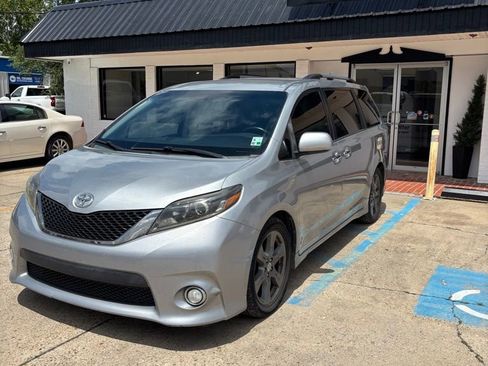 Used 2016 Toyota Sienna SE FWD image 1