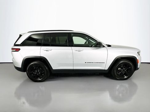 Used 2024 Jeep Grand Cherokee Altitude RWD image 8