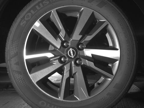 Used 2025 Nissan Versa SV FWD image 18