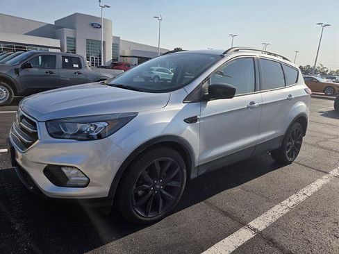 Used 2019 Ford Escape SE FWD image 1