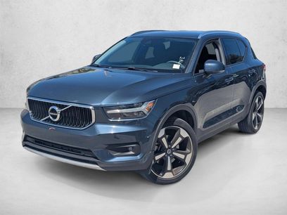 Used 2022 Volvo XC40 T5 Momentum w/ Premium Package
