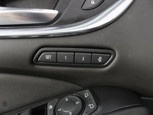 Used 2022 Buick Enclave Avenir w/ Avenir Technology Package image 17